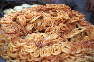 Jalebi şeker şurubunda kızartılan tatlı bir yemek. Jalebi üst görüntü fotoğraflarını kapat. yerel tatlı jalebi.