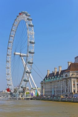 London Eye ve Londra'da Thames Nehri yakınındaki County Hall