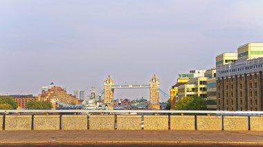 Londra'da Thames Nehri üzerindeki Tower Bridge manzarası
