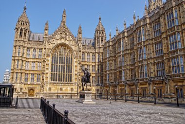 Londra'daki Westminster Sarayı'nda kral anıtı
