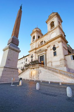 Roma Kilisesi Trinita dei Monti ve Mısır Dikilitaş