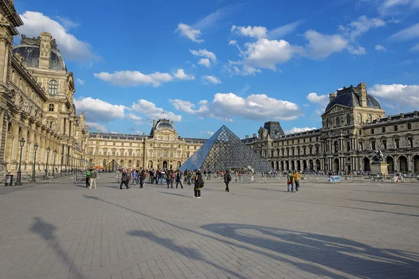 Louvre Pyramid and Louvre Palace in Paris in France — Stock Photo, Image