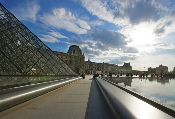 Vista desde la Pirámide del Louvre hasta el Palacio del Louvre en París — Foto de Stock