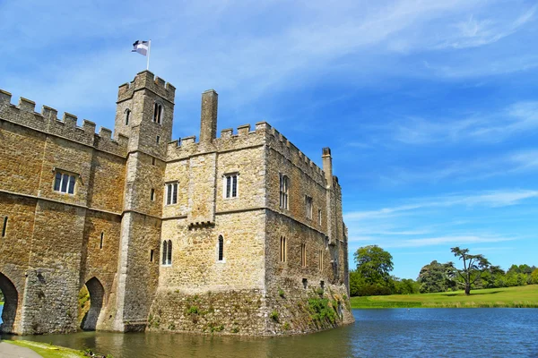 Castillo de Leeds en la isla en el lago de Kent — Foto de Stock