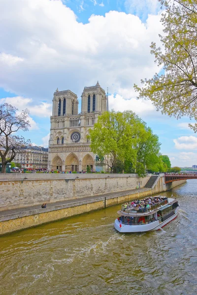 Cattedrale di Notre Dame de Paris e fiume Senna in Francia — Foto Stock