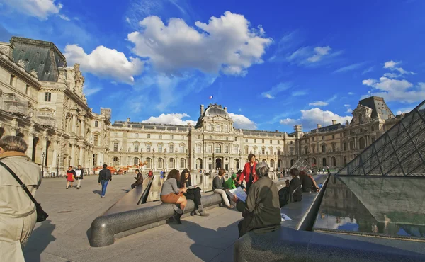 Louvre piramis és a Louvre-palota zsúfolt a turisták — Stock Fotó