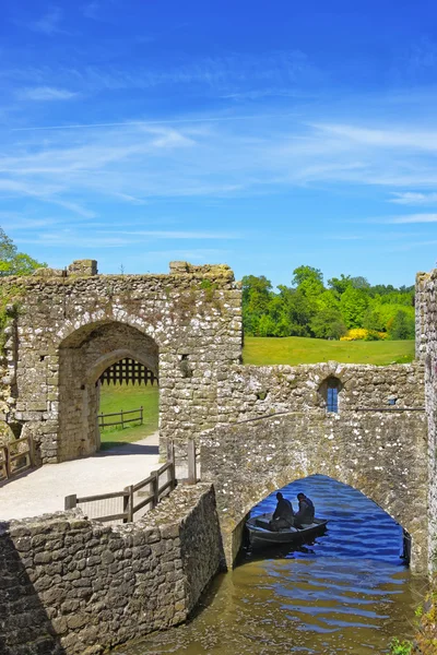 ประตูของ Leeds Castle บนทะเลสาบใน Kent — ภาพถ่ายสต็อก