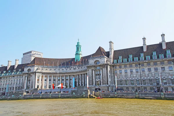 County Hall em River Thames em Londres — Fotografia de Stock