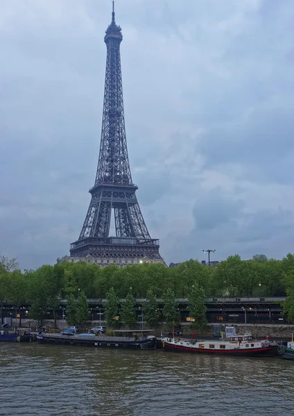 Eiffelovy věže a Seiny v Paříži ve Francii — Stock fotografie