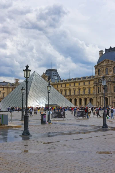 Pirámide del Louvre cerca del Palacio del Louvre en París — Foto de Stock
