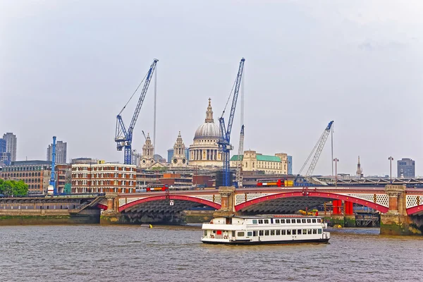 Katedra Saint Paul oraz Blackfriars Bridge w Londynie — Zdjęcie stockowe