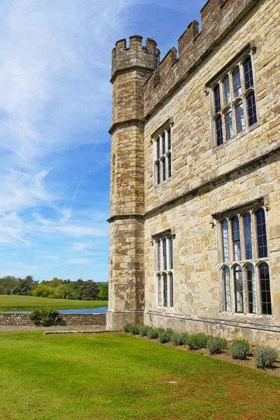 Parte del Castillo de Leeds en un lago de Kent en Inglaterra —  Fotos de Stock