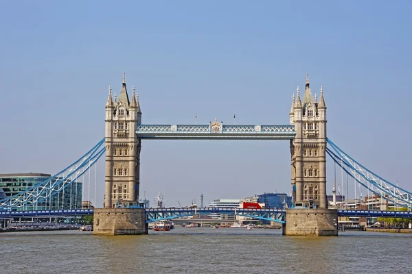 Tower Bridge nad Tamizą w Londynie — Zdjęcie stockowe