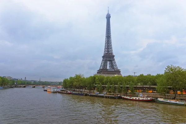 Eiffel-torony és a párizsi Szajna hajók — Stock Fotó