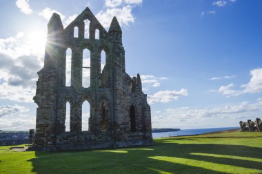Gün batımında Whitby manastırda İngiltere'de North Yorkshire