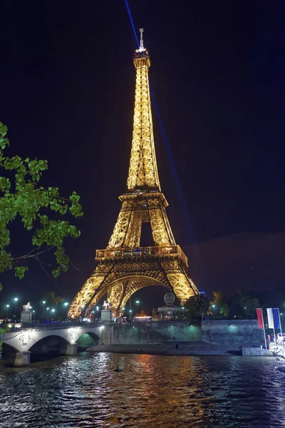 Megvilágított Eiffel-torony és a Szajna a párizsi Franciaországban — Stock Fotó