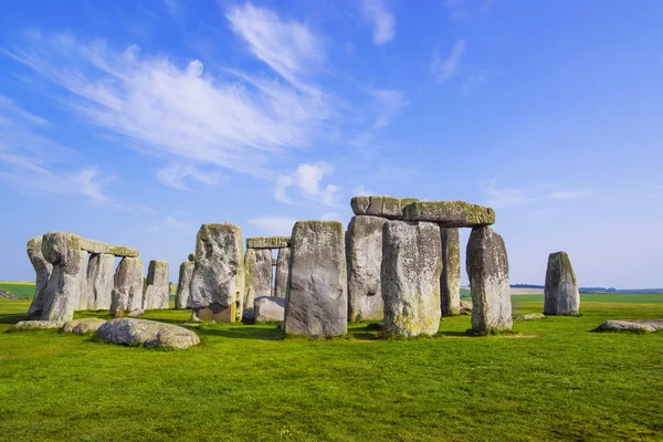 Stonehenge em Wiltshire da Inglaterra em tempo nublado — Fotografia de Stock