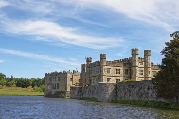 Castillo de Leeds en un lago de Kent en Inglaterra — Foto de Stock