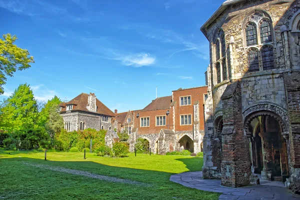 Pequeñas casas antiguas junto a la Catedral de Canterbury en Canterbury — Foto de Stock