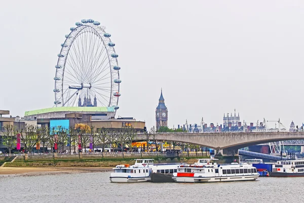 London Eye i Big Ben w pobliżu Waterloo Bridge w Londynie — Zdjęcie stockowe