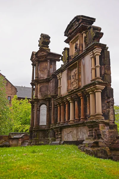 Grafsteen op kerkhof in de buurt van Kathedraal van Glasgow in Glasgow — Stockfoto