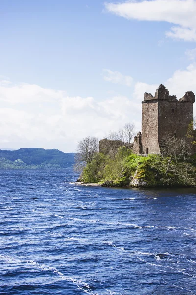 厄克特城堡在苏格兰尼斯湖中的大塔 — 图库照片