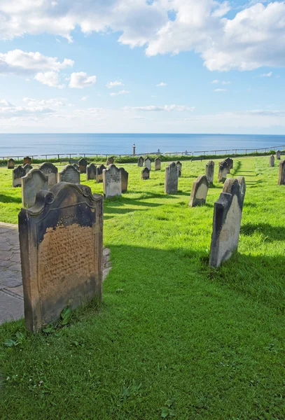 Whitby νεκροταφείο και της Βόρειας Θάλασσας στο North Yorkshire στην Αγγλία — Φωτογραφία Αρχείου