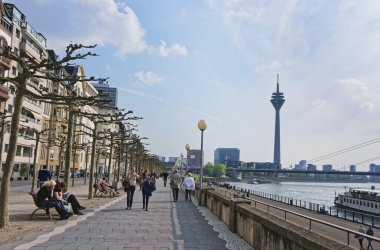 Düsseldorf'ta turistlerve Rheinturm Kulesi ile dolgu