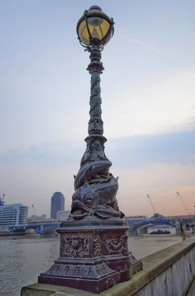 Lámpara de delfín estándar en Thames Embankment en Londres en Inglaterra —  Fotos de Stock