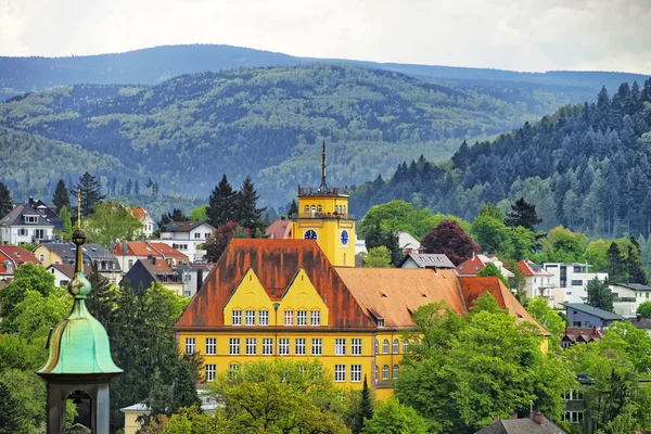 Vista panorámica de la ciudad de Baden-Baden y las colinas — Foto de Stock