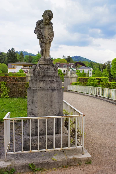 Sculpture de petit garçon dans le parc Lichtentaler Allee à Baden-Baden — Photo