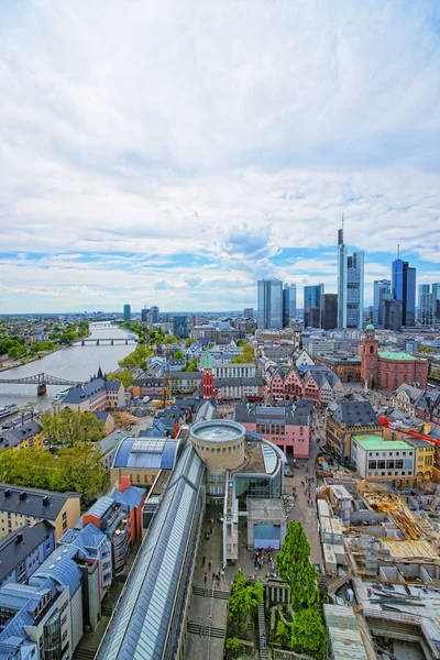 Vista panorâmica do horizonte de Frankfurt e da Praça da Câmara Municipal de Romerberg — Fotografia de Stock