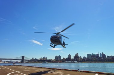 Helikopter ve Brooklyn köprüsü ve East River üzerinde Manhattan köprüsü