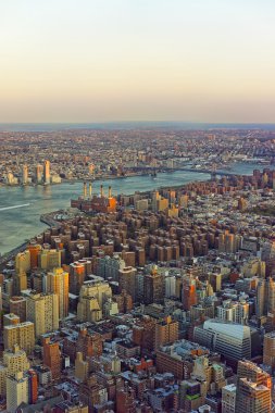 Şehir merkezindeki Manhattan ve Williamsburg Köprüsü ve Brooklyn