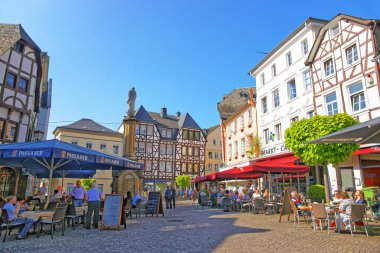 Marktplatz Linz'deki üzerinde cadde görünümü am Rhein