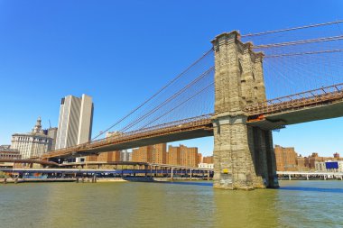 East River üzerinde Brooklyn köprüsünün görünümü