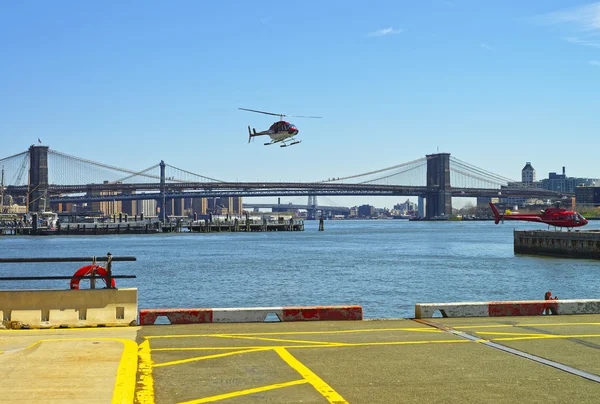 Helikoptery w pobliżu Most Brooklyn i Manhattan bridge i wschód R — Zdjęcie stockowe