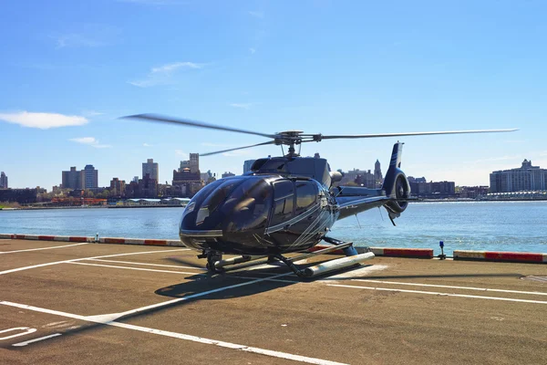 Helicóptero preto no heliporto de Lower Manhattan, em Nova Iorque — Fotografia de Stock