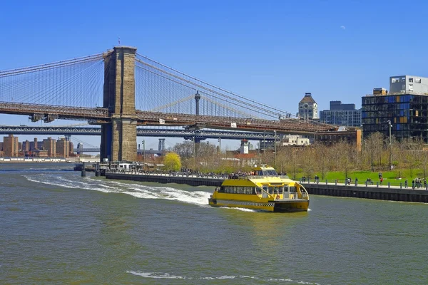 Οχηματαγωγό πλοίο στη γέφυρα του Μπρούκλιν και γέφυρα του Μανχάταν πάνω από τον ποταμό Ανατολή — Φωτογραφία Αρχείου