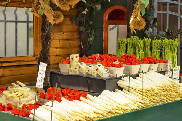 Theke mit frischem Spargel und Erdbeeren in Heidelberg — Stockfoto