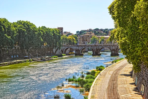 Puente de Sant Angelo sobre el río Tíber —  Fotos de Stock