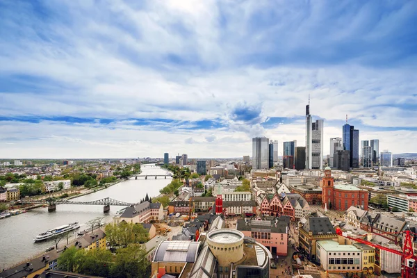 Vista panorámica del horizonte de Frankfurt y la plaza del Ayuntamiento de Romerberg — Foto de Stock