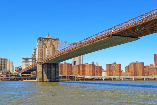 Θέα στη γέφυρα του Μπρούκλιν πάνω από το ανατολικό ποτάμι — Φωτογραφία Αρχείου