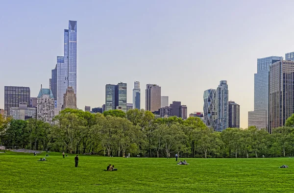 Небо в центре Манхэттена в Центральном парке — стоковое фото