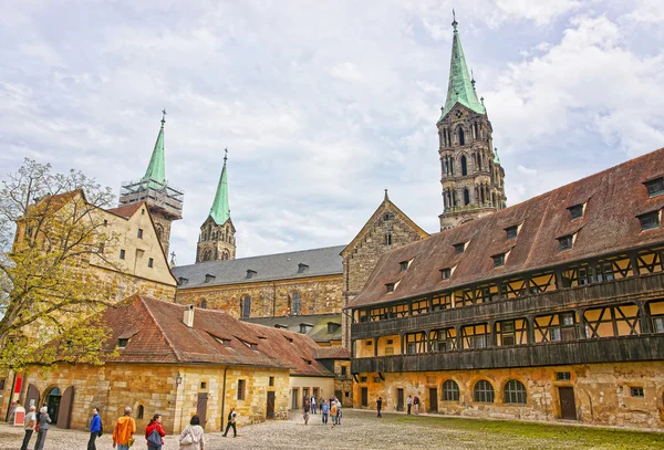 Régi palota és a Bamberg-székesegyház a Bamberg belvárosában — Stock Fotó