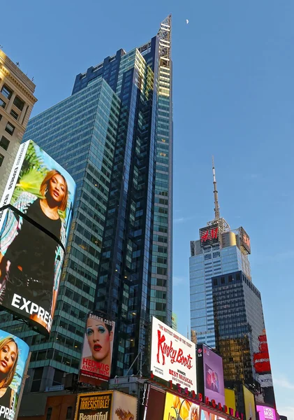 Rascacielos de Broadway en Midtown Manhattan — Foto de Stock