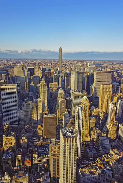Empire State Binası havadan görünümden Midtown Manhattan'ın üzerinde