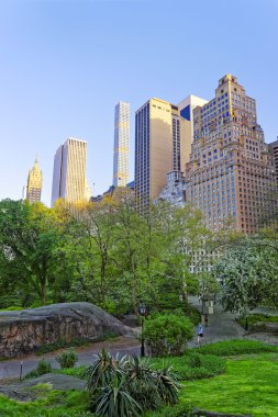 Midtown Manhattan siluetinin Central Park doğuda gün batımında