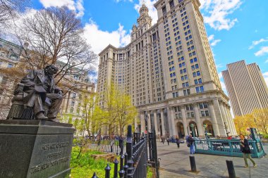 Horace Greeley heykel ve Manhattan Belediye Binası 