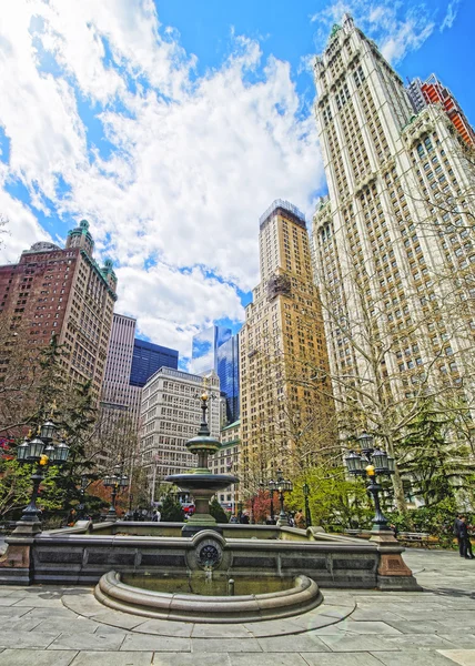 Fountain and Skyscrapers in City Hall Park in Manhattan — Stock Photo, Image